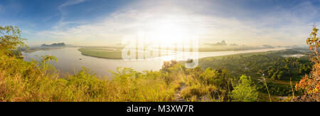 Hpa-An : vue depuis le mont (Hpan-Pu Hpa-Pu) à Thanlwin (Salween) River, ville Hpa-An, mont Zwegabin, les montagnes de calcaire, , Kayin (Karen), Myanmar Banque D'Images