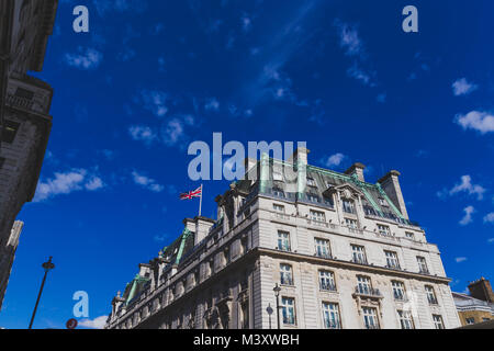 Londres, Royaume-Uni - 21 août, 2015 : détail de l'Hôtel Ritz au centre de Londres sous un ciel bleu Banque D'Images