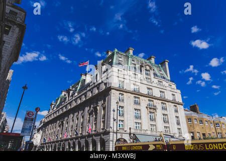 Londres, Royaume-Uni - 21 août, 2015 : détail de l'Hôtel Ritz au centre de Londres sous un ciel bleu Banque D'Images