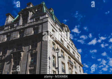 Londres, Royaume-Uni - 21 août, 2015 : détail de l'Hôtel Ritz au centre de Londres sous un ciel bleu Banque D'Images