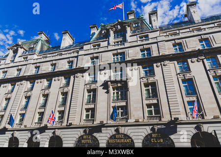 Londres, Royaume-Uni - 21 août, 2015 : détail de l'Hôtel Ritz au centre de Londres sous un ciel bleu Banque D'Images