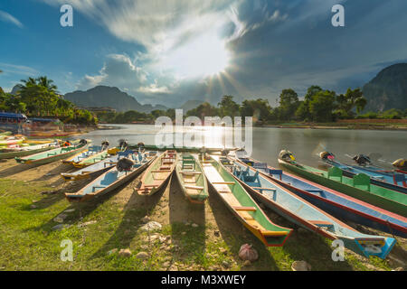 L'exposition longue et longue queue bateaux sur naw song à Vang Vieng, Laos. Banque D'Images