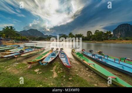 L'exposition longue et longue queue bateaux sur naw song à Vang Vieng, Laos. Banque D'Images