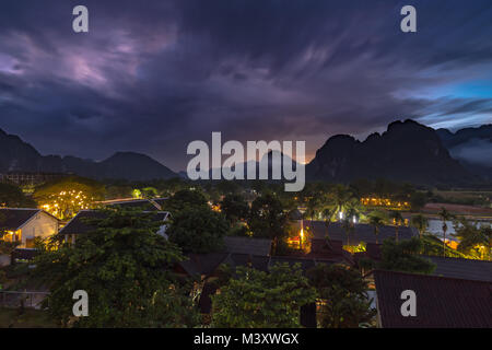 Au point de vue paysage et scène de nuit à Vang Vieng, Laos. Banque D'Images