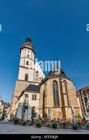 L'église St Thomas (Saint-Thomas), café-avant l'ouverture, début de matinée à Thomaskirchhof à Leipzig, Saxe, Allemagne Banque D'Images