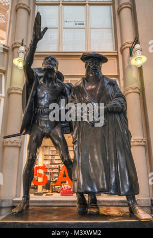 Statue de Méphisto et Faust, sculptée par Mathieu Molitor en 1913, à l'entrée d'Auerbachs Keller à Leipzig, Saxe, Allemagne Banque D'Images