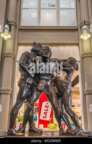 Statue de Mephisto et ensorcelé les étudiants, sculptée par Mathieu Molitor en 1913, à l'entrée d'Auerbachs Keller à Leipzig, Saxe, Allemagne Banque D'Images