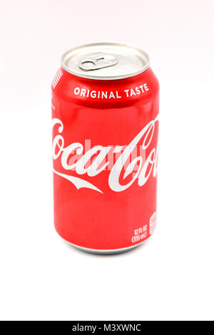 Ridgewood, NY, USA : candy-red Coca-Cola peuvent organisés sur un fond blanc. Banque D'Images