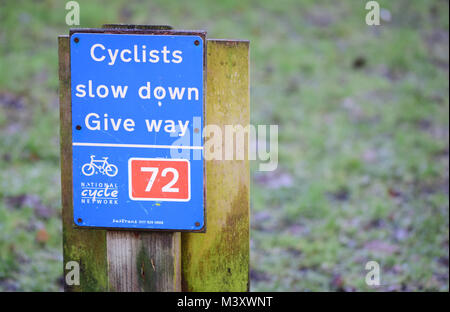 Les cyclistes ralentir et céder le pas sur le signe National Cycle Network (route 72) Banque D'Images
