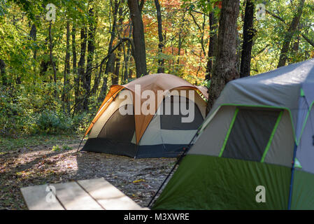 Tente sur camping in early morning light en automne Banque D'Images