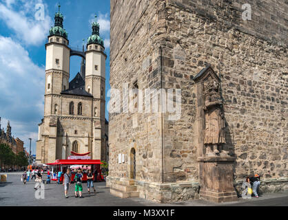 Statue de Roland, 13e siècle, Roter Turm (tour rouge), Marktkirche (marché Eglise St Mary) derrière, à Halle an der Saale, Saxe-Anhalt, Allemagne Banque D'Images