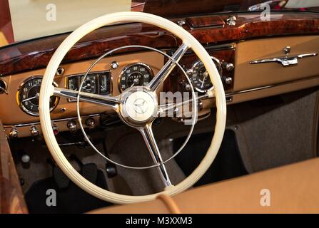 Vintage Car. Volant blanc. Mercedes Benz. Planche de bord Banque D'Images