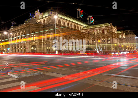 Opéra d'État de Vienne dans la nuit avec un feu de voiture sur l'anneau de sentiers de Vienne de la rue. Banque D'Images