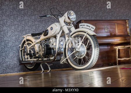 Lucni Bouda, Czech Rep - Février 8, 2018. BMW R71 1939 blanc. Moto BMW R71 historique, Bayerische Motoren-Werke AG, Munich. La moto est en Banque D'Images