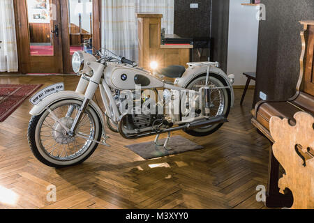 Lucni Bouda, Czech Rep - Février 8, 2018. BMW R71 1939 blanc. Moto BMW R71 historique, Bayerische Motoren-Werke AG, Munich. La moto est en Banque D'Images