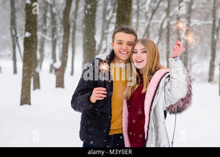 Les adolescents heureux celebriting dans la forêt d'hiver Banque D'Images