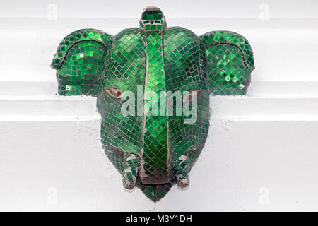 Le monastère bouddhiste de façade décorée d'une sculpture de l'éléphant. La tête de l'éléphant sur le mur se tourne vers l'avenir. Banque D'Images