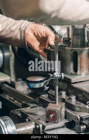 Machine de Tour, tour à métaux Travail des métaux dans l'atelier de mesure du rendement de l'employé. Banque D'Images