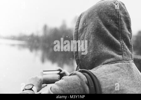 L'homme prend des photos de la beauté des paysages sur le smartphone Banque D'Images