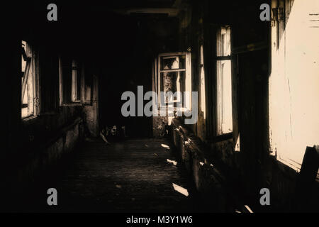 L'hôpital abandonné, l'horreur, abîme effrayant noir Banque D'Images