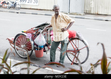 La MALAISIE, Penang, Nov 14, 2017 permis malaisien de rickshaw attend dans la rue pour le passager Banque D'Images