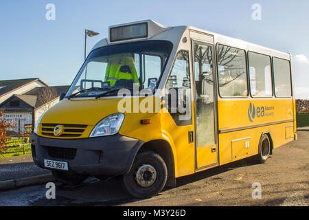 Un coach dans les couleurs d'autorité locale chargée de l'éducation utilisés pour le transport des enfants de l'école de Bangor comté de Down en Irlande du Nord Banque D'Images