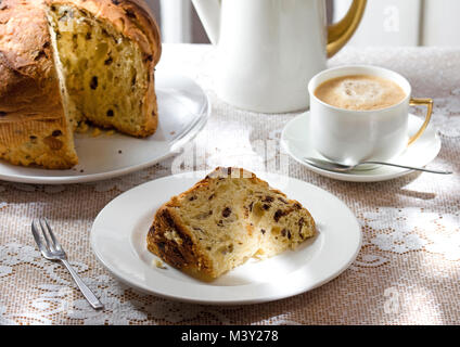 Une tranche de Panettone avec une tasse de café Banque D'Images