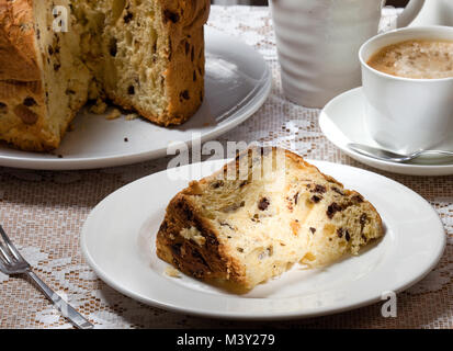 Une tranche de Panettone avec une tasse de café Banque D'Images