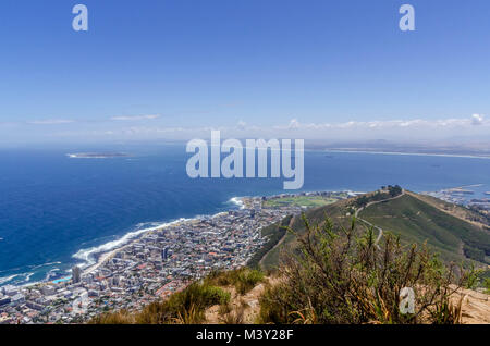 Vue imprenable sur la ville du Cap depuis le haut de la montagne Lions Head Banque D'Images