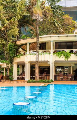 Piscine en plein air Piscine d'eau bleue et d'un bar salon à l'hôtel de luxe 5 étoiles Nairobi Serena Hotel, Nairobi, capitale du Kenya lors d'une journée ensoleillée Banque D'Images