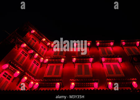 MALACCA, MALAISIE - février 04, 2018 : nuit vue sur maison avec des lanternes rouges à Malacca Banque D'Images