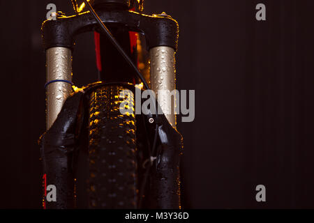 Cinematic photo d'une fourche de vélo de montagne noire, suspension pneumatique Banque D'Images