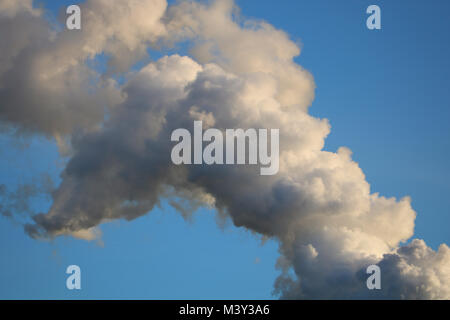 La fumée d'une cheminée cheminée à une raffinerie de pétrole Phillips 66 Ferndale, Washington, USA. Banque D'Images