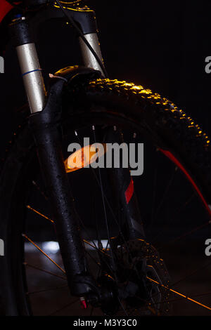 Fourche de vélo de montagne isolé sur fond noir Banque D'Images