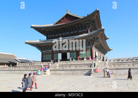 Séoul, Corée du Sud - 16 novembre 2017 : les touristes portant des vêtements traditionnel coréen Hanbok et de marcher à l'Gyeongbokgung Palace Banque D'Images