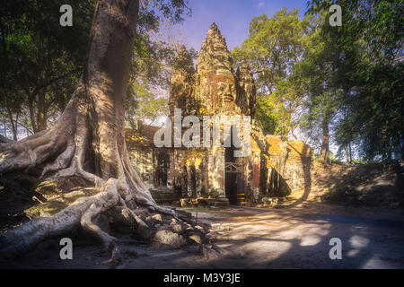 Anciennes portes du temple Bayon à Angkor complex Banque D'Images