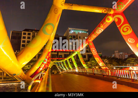 Singapour, haut en couleurs, Alkaff Bridge at night. Il est situé dans la région de Robertson Quay, une rivière avec de l'hôtel, résidence et des utilisations commerciales. Banque D'Images