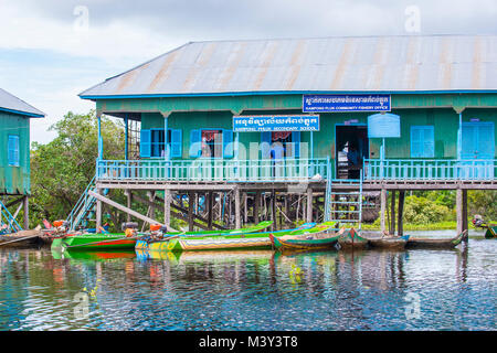 Maisons traditionnelles en bois stilt dans le lac Tonle sap au Cambodge Banque D'Images