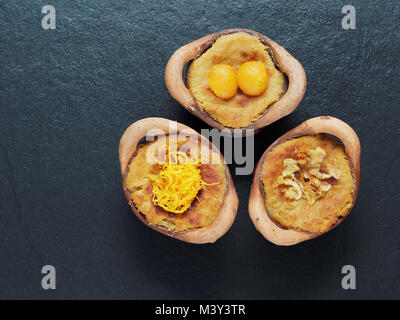 Crème pâtissière à la noix de coco thaï dessert, Maw Gaeng, en pot en argile sur fond sombre Banque D'Images