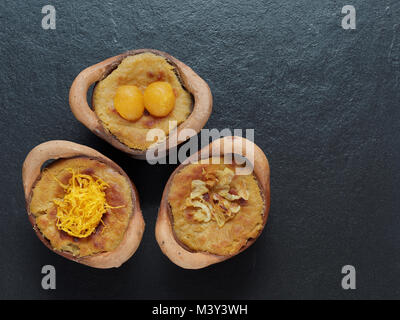 Crème pâtissière à la noix de coco thaï dessert, Maw Gaeng, en pot en argile sur fond sombre Banque D'Images