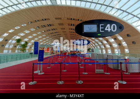 Zone de départ de l'international, Terminal 2E, l'aéroport Charles de Gaulle, Paris, France Banque D'Images