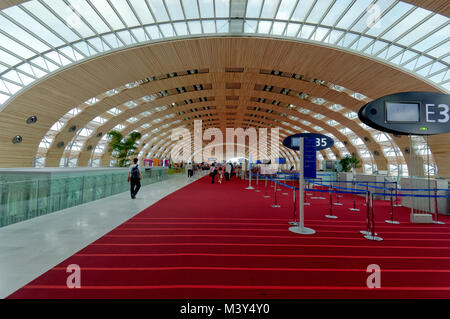 Zone de départ de l'international, Terminal 2E, l'aéroport Charles de Gaulle, Paris, France Banque D'Images