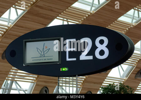 Zone de départ de l'international, Terminal 2E, l'aéroport Charles de Gaulle, Paris, France Banque D'Images