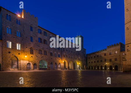 Palais Pretorio et Porcellino Tower, Place a priori dans un moment de calme de la soirée dans la lumière bleue, Volterra, Pise, Toscane, Italie Banque D'Images