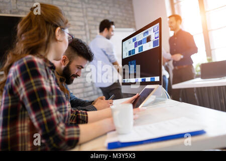 Photo d'architectes travaillant ensemble dans office Banque D'Images