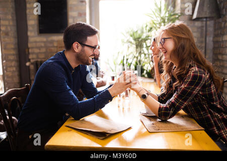 Heureux les jeunes amis hangout in coffee shop Banque D'Images