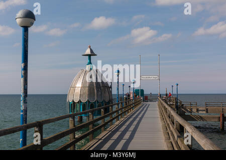 Plongée sous-marine sur gondole pier en Zingst, Allemagne Banque D'Images