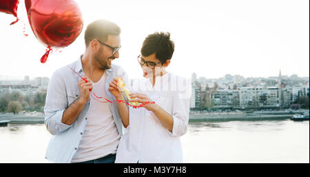 Couple romantique dans love dating en plein air au coucher du soleil Banque D'Images