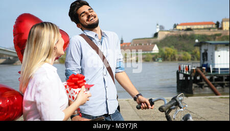 Vacances d'été, la célébration et dating concept - couple heureux Banque D'Images