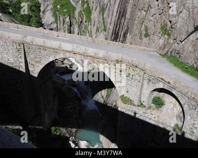 Teufelsbruecke alpins du Saint-Gothard, Devil's Road au-dessus de la rivière Reuss près de Andermatt ville suisse, les paysages des montagnes rocheuses en paysage 201 Banque D'Images